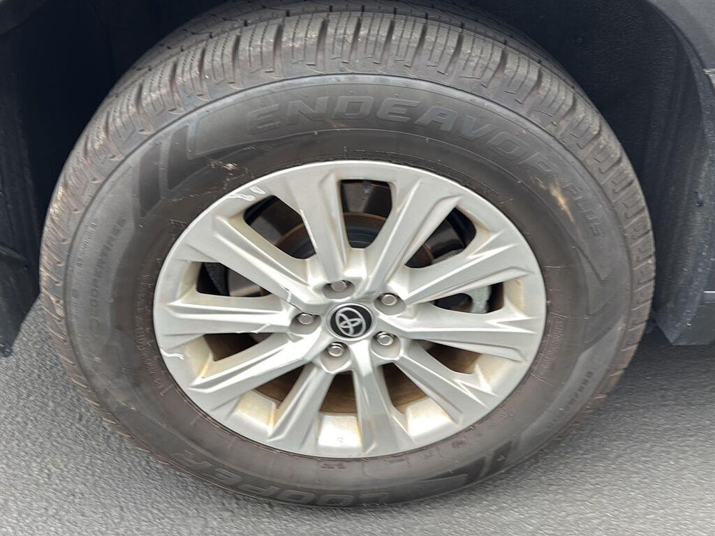 Used 2024 Wind Chill Pearl Toyota XLE image 5