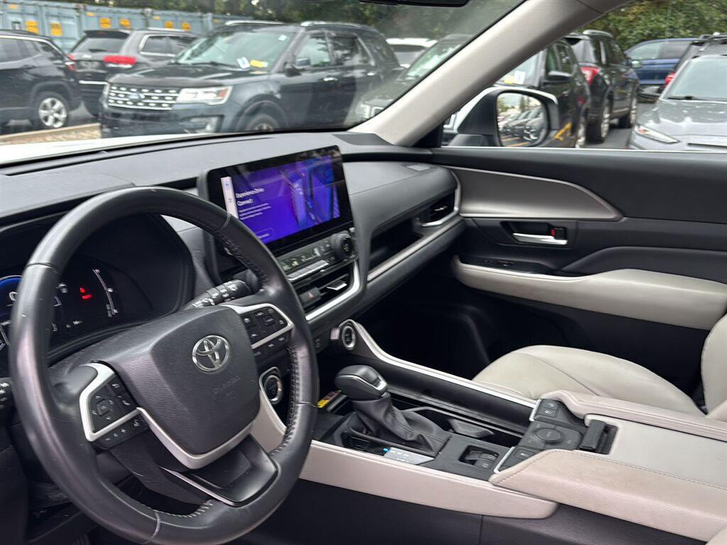Used 2024 Wind Chill Pearl Toyota XLE image 8