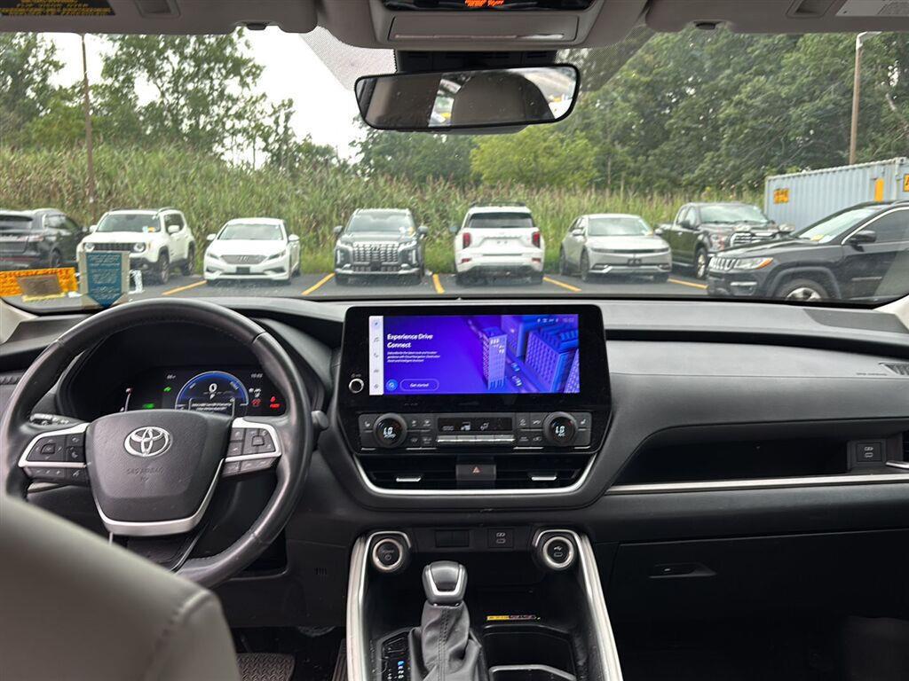 Used 2024 Wind Chill Pearl Toyota XLE image 18