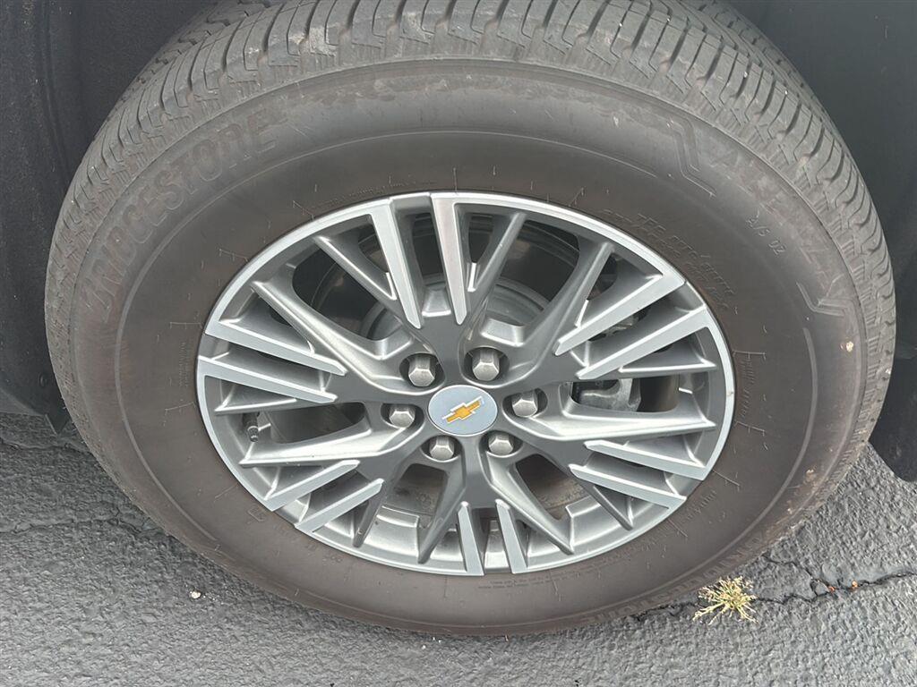 Used 2026 Sterling Gray Metallic Chevrolet FWD LT image 4