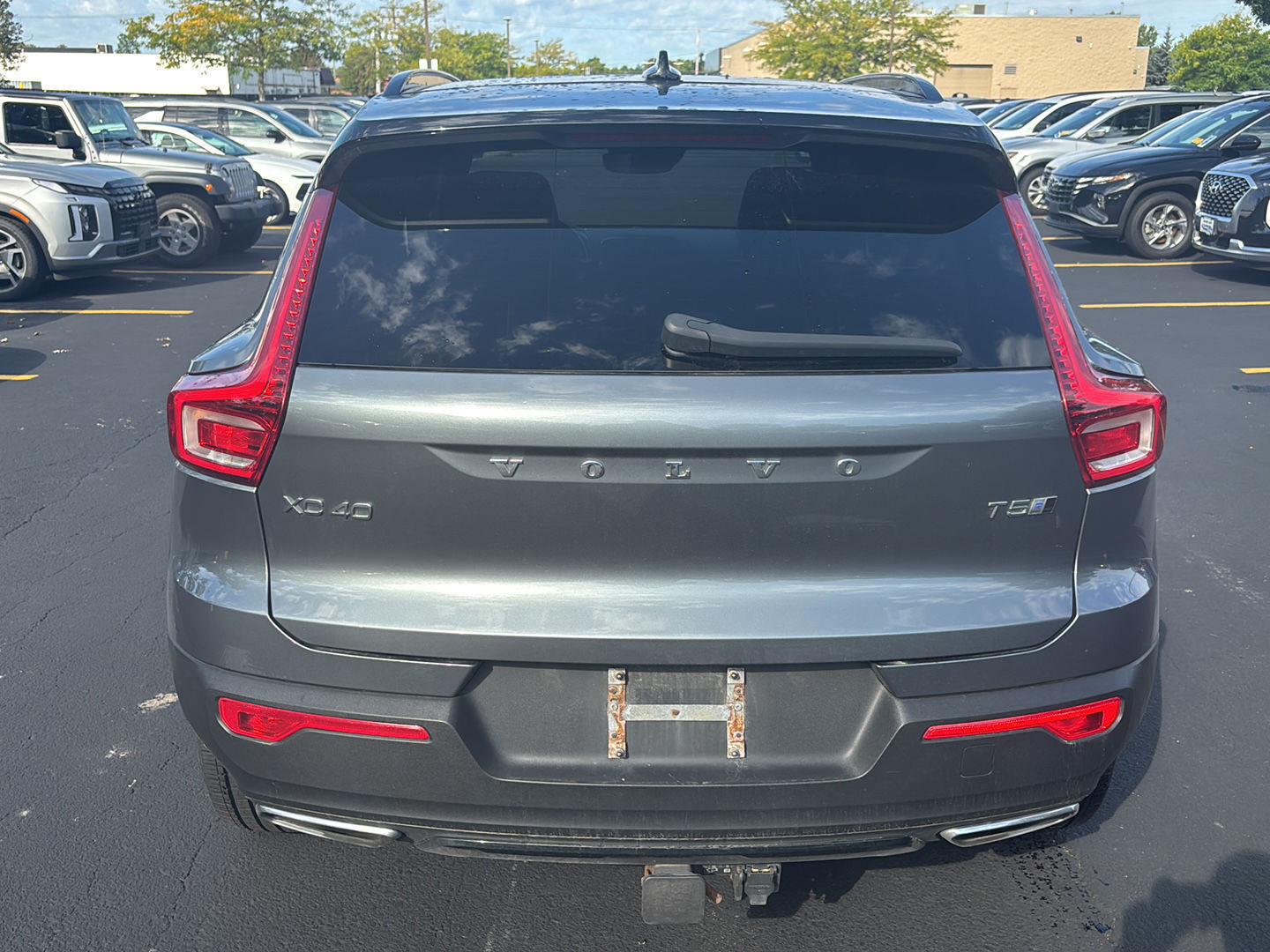 Used 2019 Gy Volvo R-Design image 6