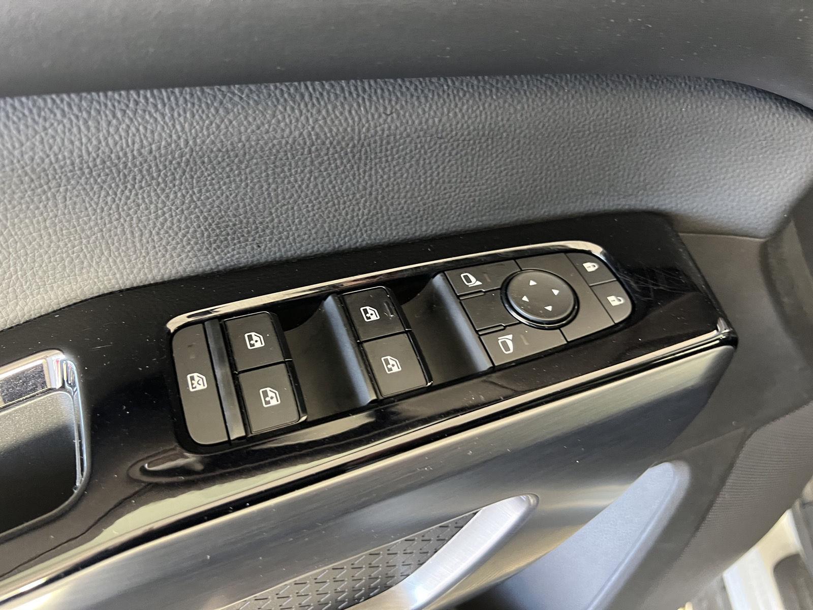 Used 2022 Brilliant Silver Metallic Nissan SL image 16