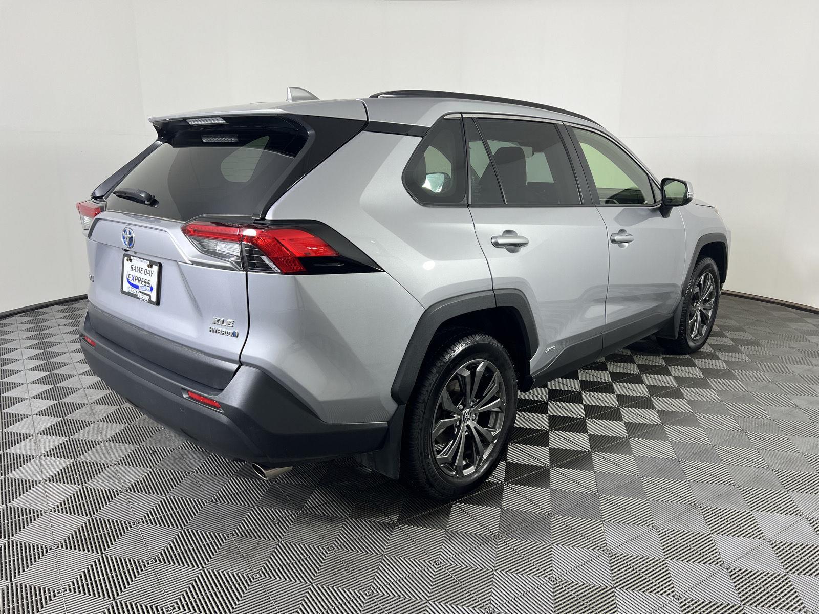 Used 2024 Silver Sky Metallic Toyota XLE Premium image 3