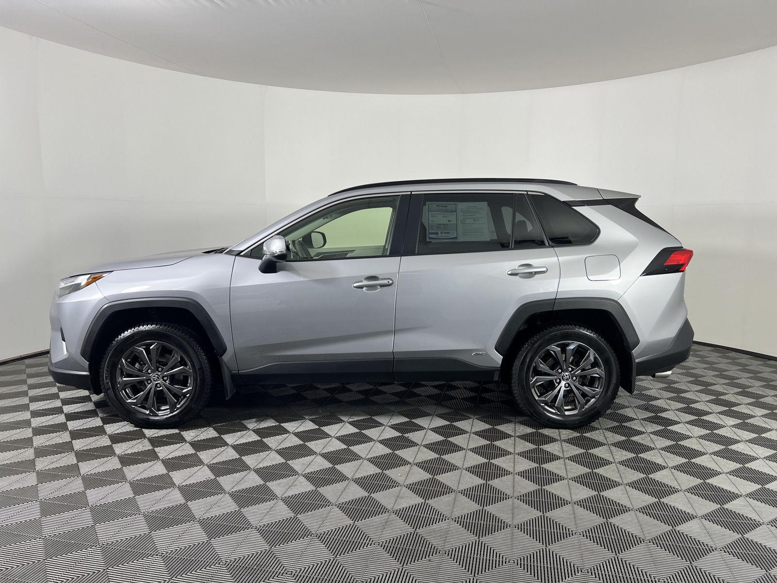 Used 2024 Silver Sky Metallic Toyota XLE Premium image 6
