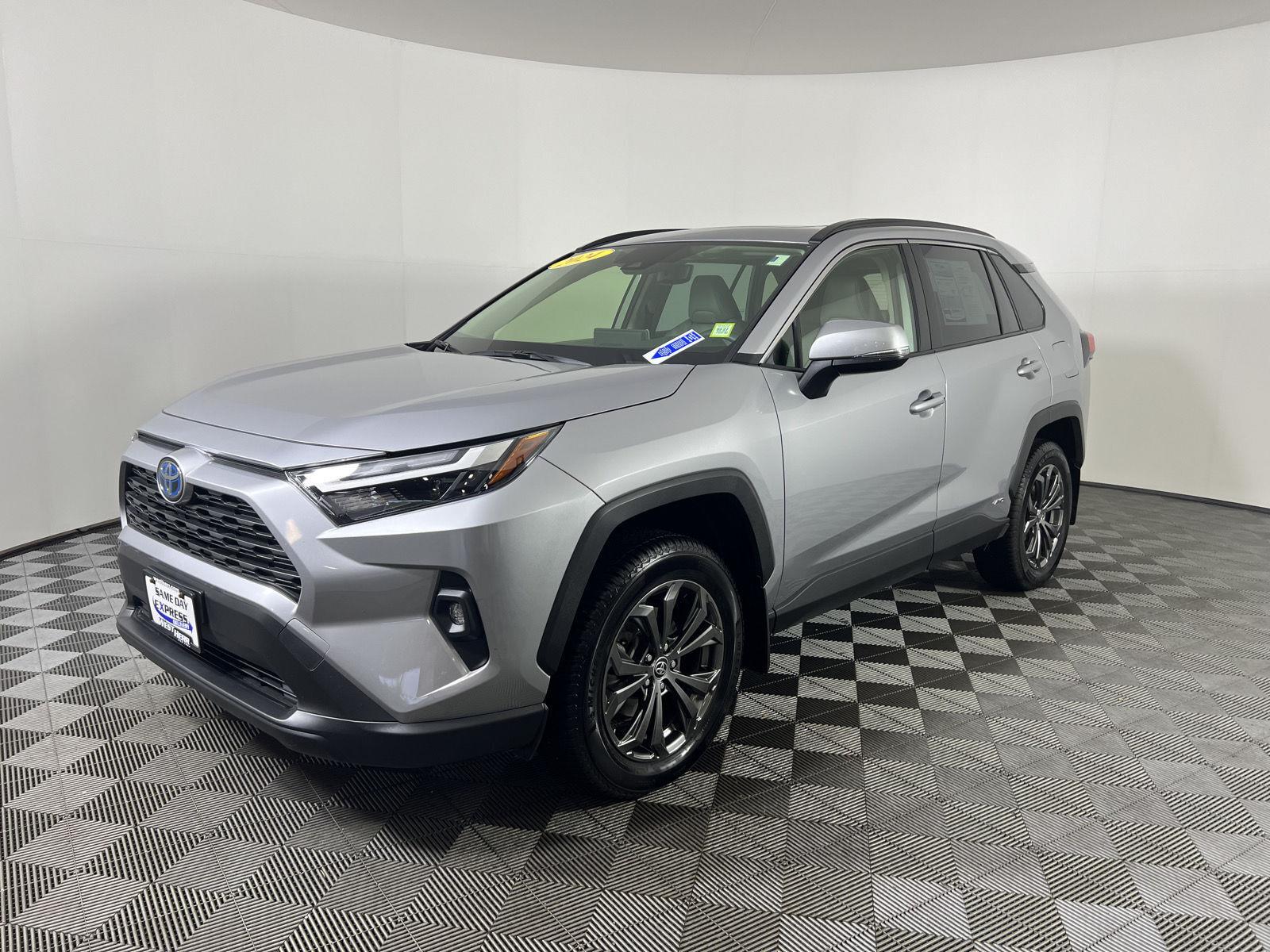 Used 2024 Silver Sky Metallic Toyota XLE Premium image 7