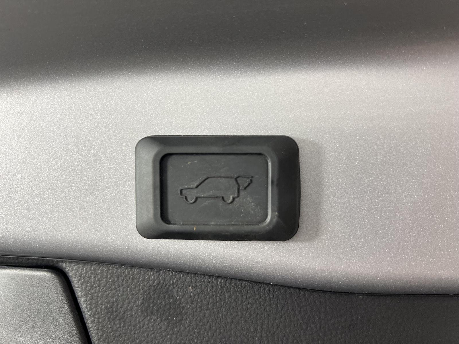 Used 2024 Silver Sky Metallic Toyota XLE Premium image 31