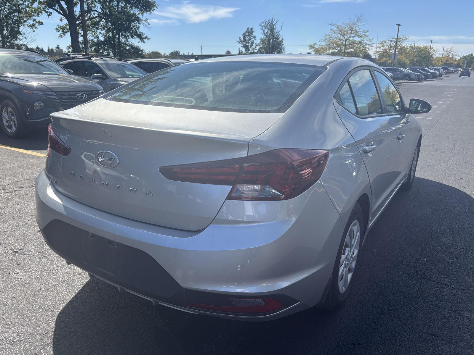 Used 2020 Stellar Silver Hyundai SE image 5