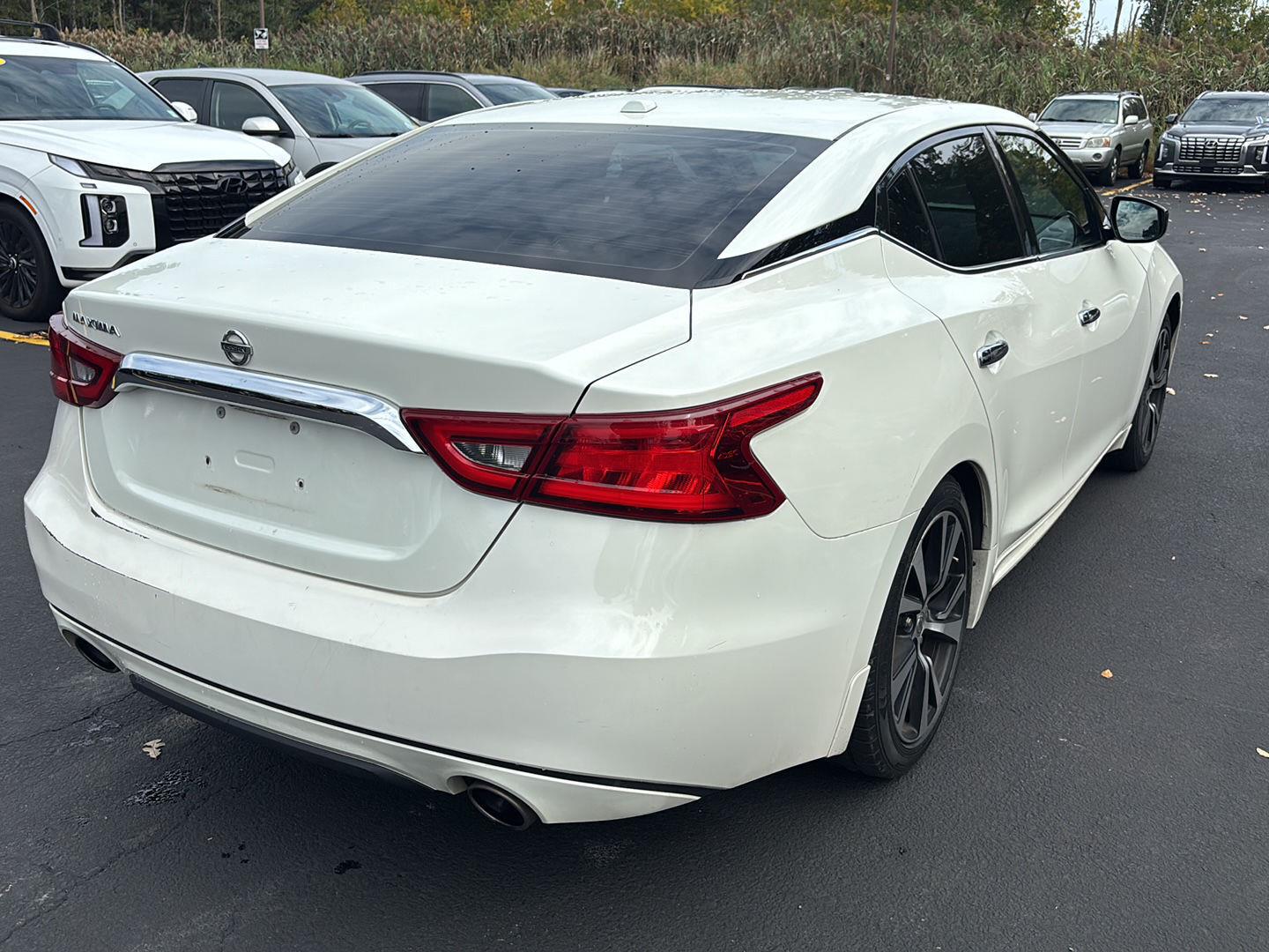 Used 2018 Pearl White Nissan S image 7