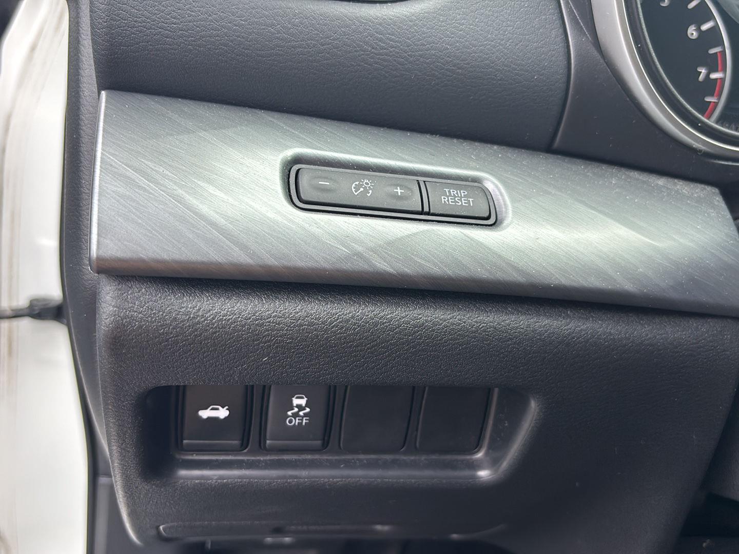 Used 2018 Pearl White Nissan S image 11