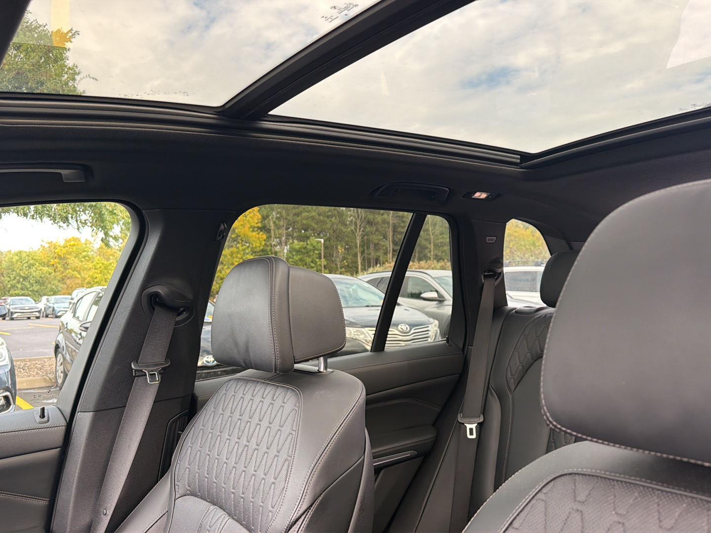 Used 2023 Phytonic Blue Metallic BMW M50i image 11