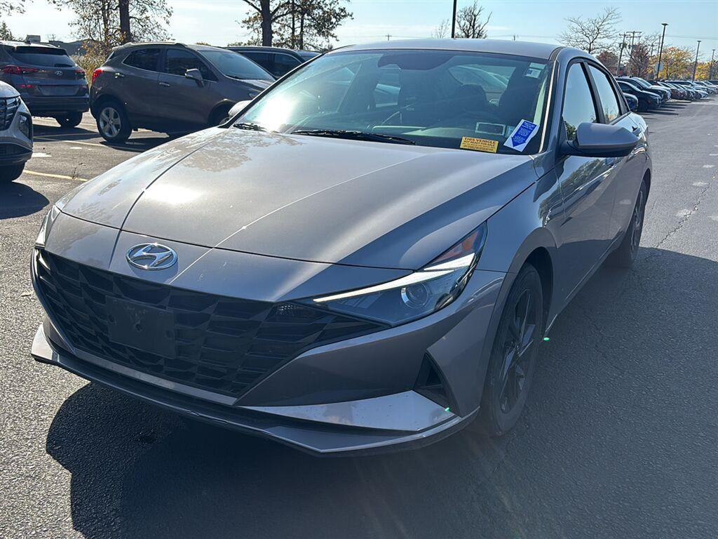 Certified Used 2023 Fluid Metal Hyundai SEL image 3