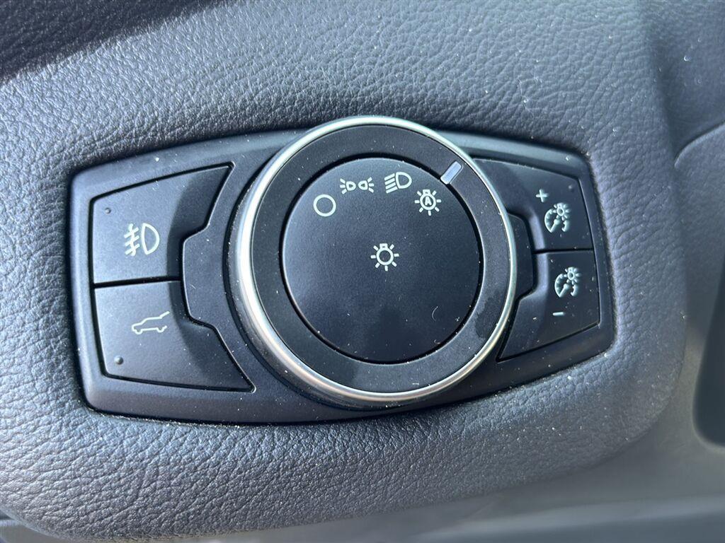 Used 2019 Oxford White Ford SE image 11