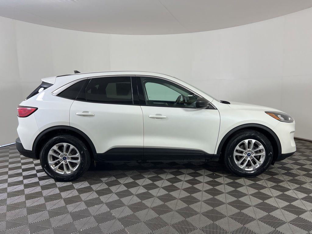 Used 2022 White Metallic Ford SE image 3
