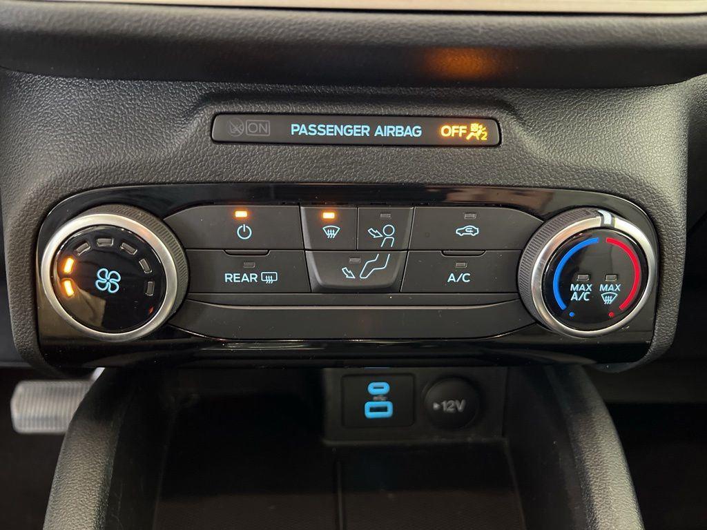 Used 2022 White Metallic Ford SE image 23
