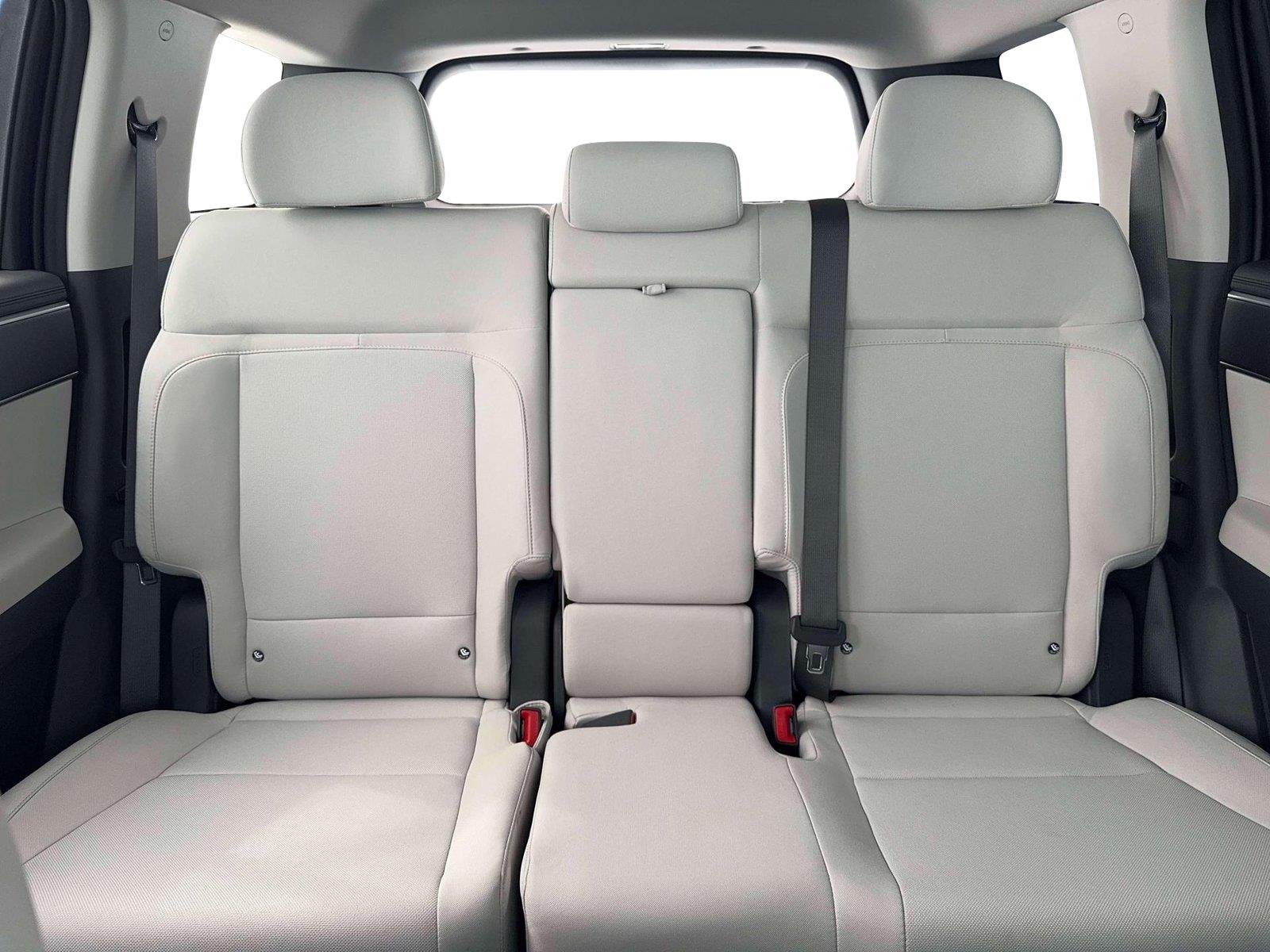 New 2026 Shimmering Silver Hyundai SE image 16