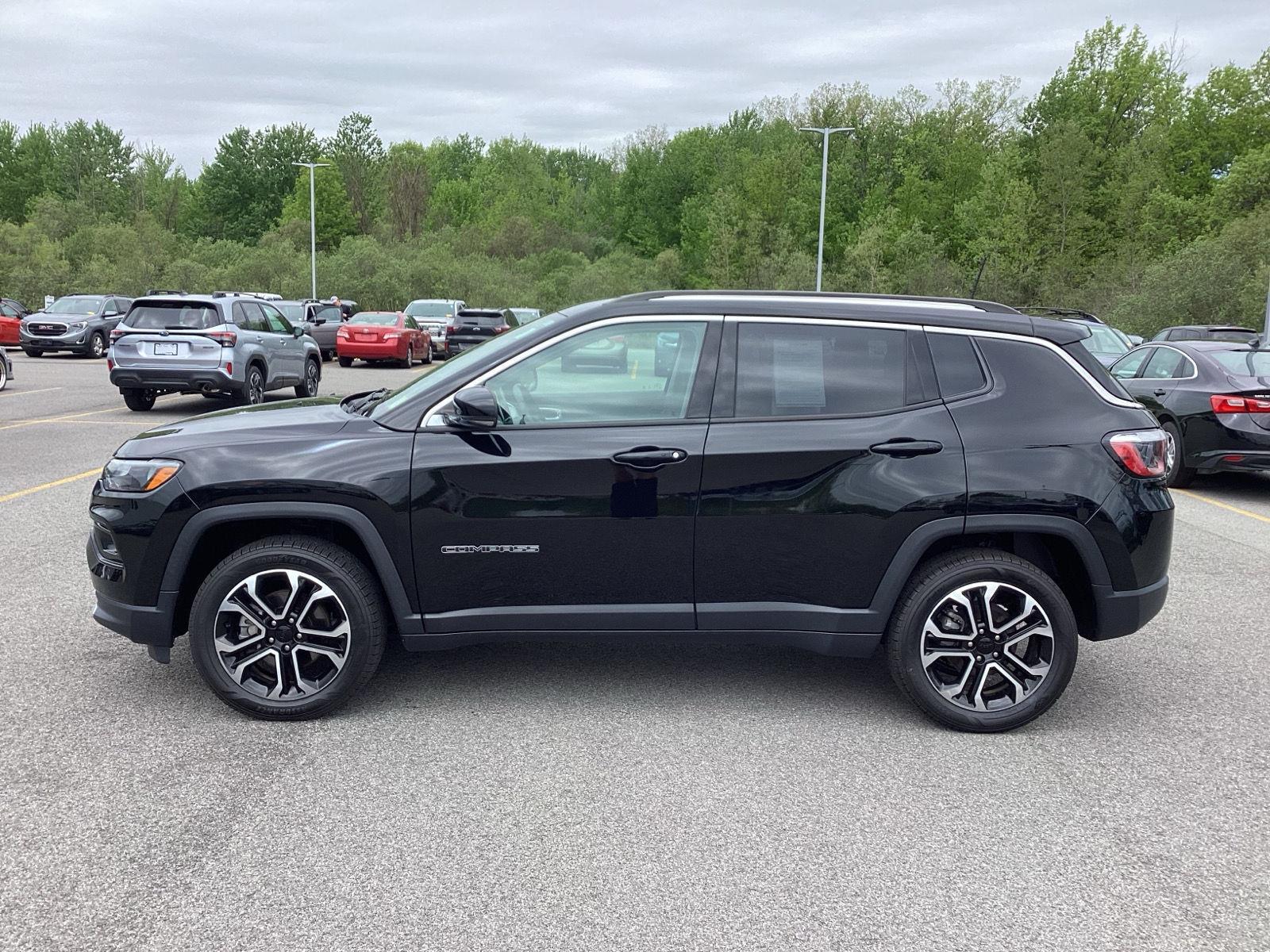 Used 2022 Diamond Black Crystal Pearlcoat Jeep Limited image 4