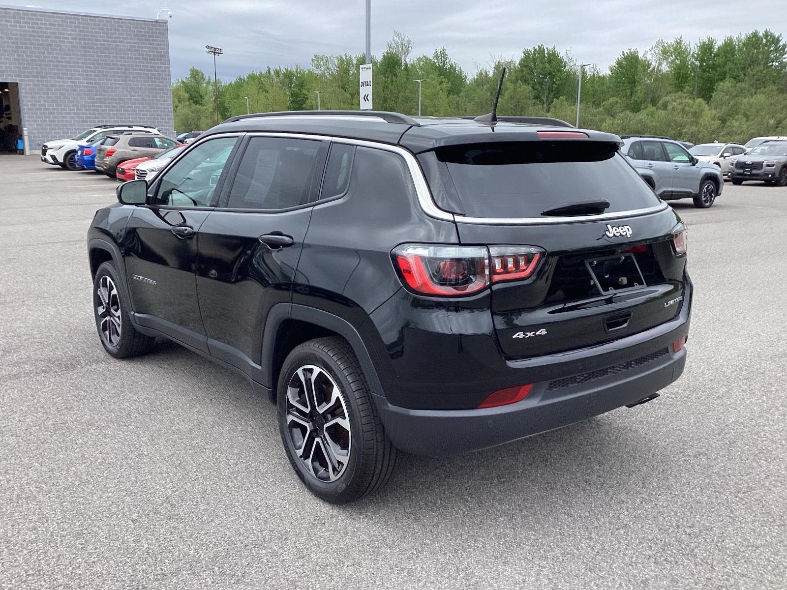 Used 2022 Diamond Black Crystal Pearlcoat Jeep Limited image 5