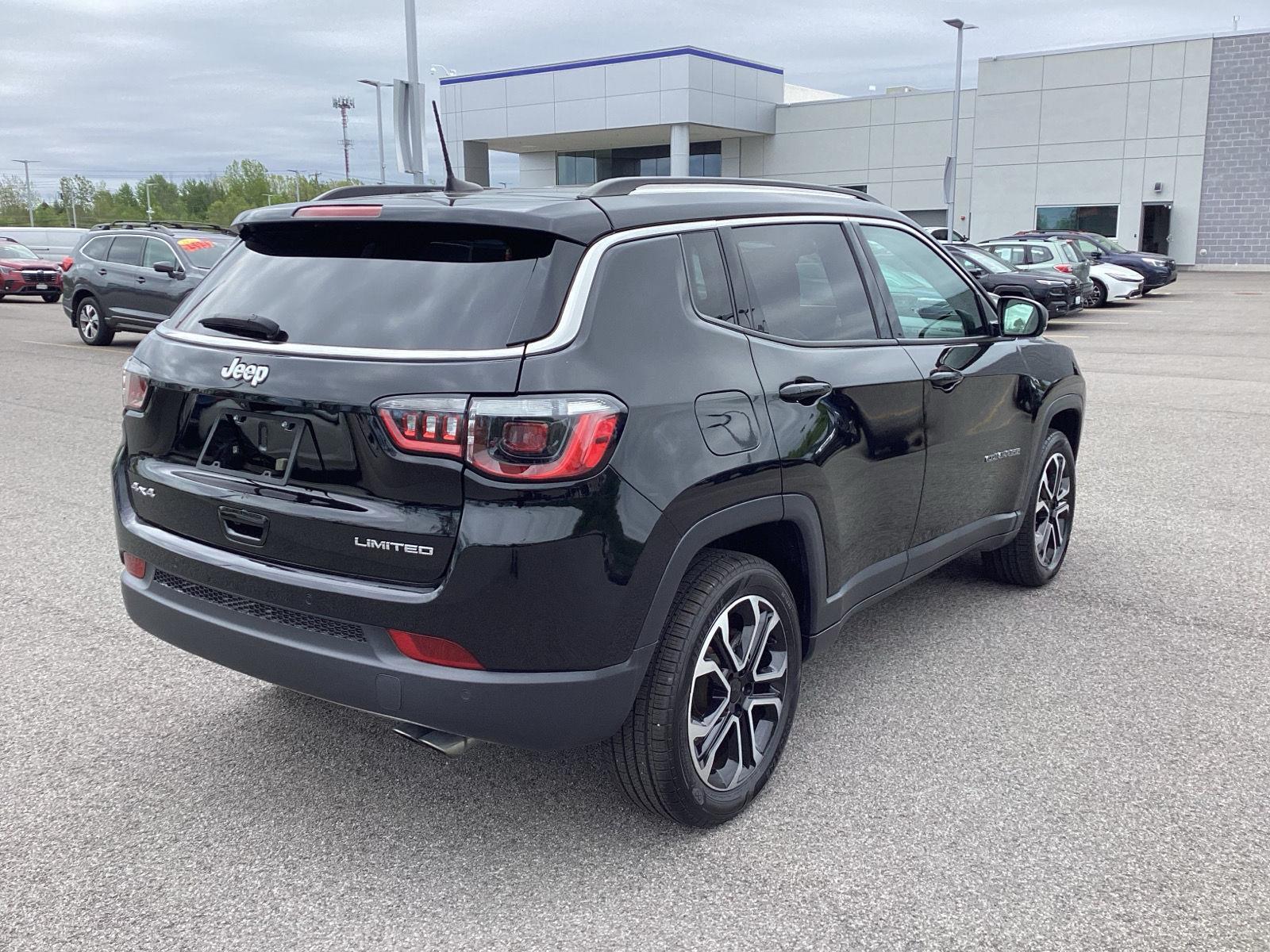 Used 2022 Diamond Black Crystal Pearlcoat Jeep Limited image 8