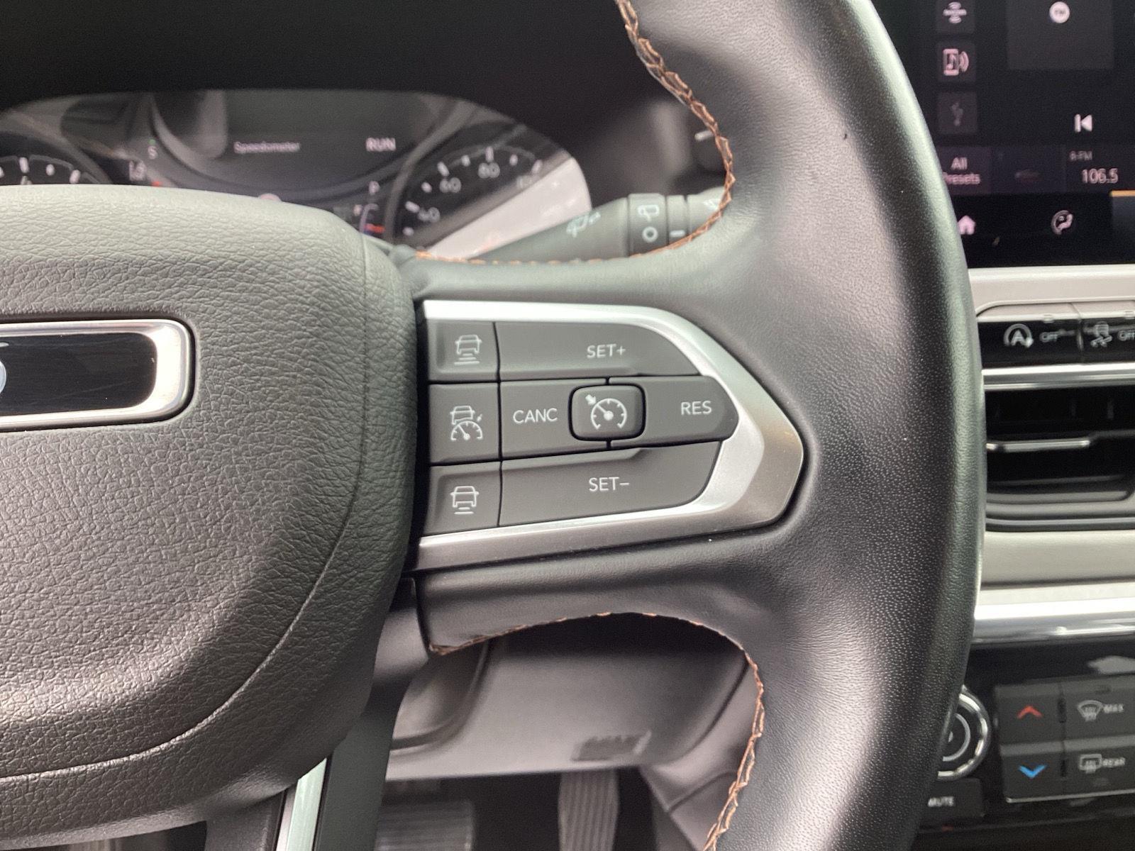Used 2022 Diamond Black Crystal Pearlcoat Jeep Limited image 17