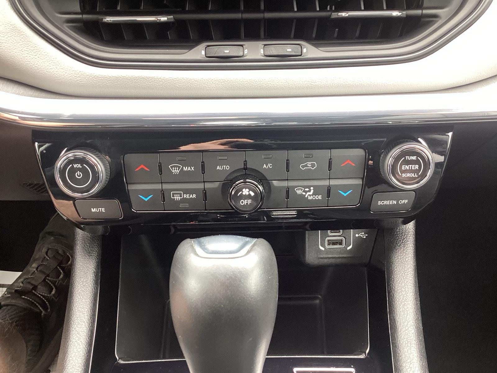 Used 2022 Diamond Black Crystal Pearlcoat Jeep Limited image 22