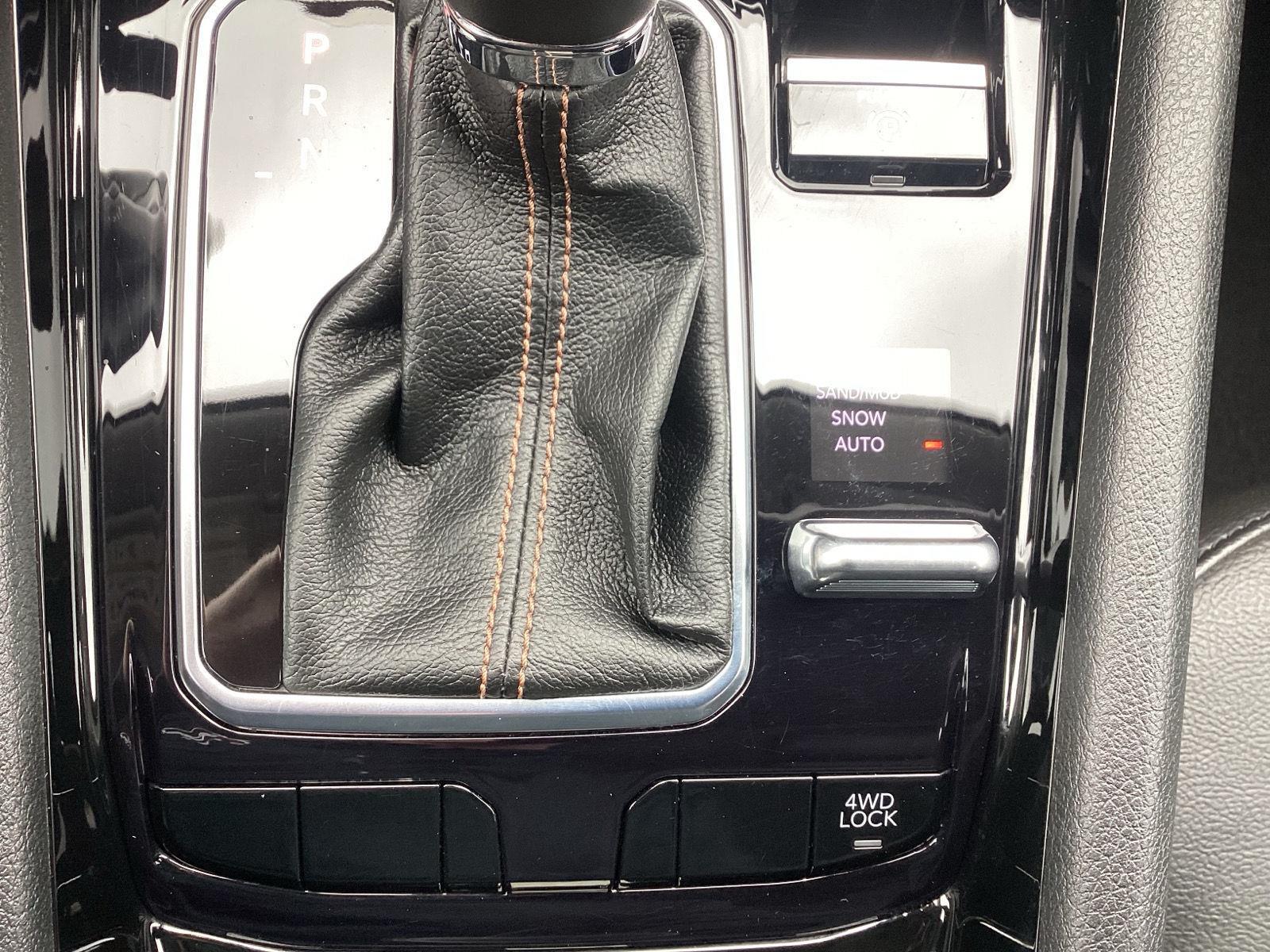 Used 2022 Diamond Black Crystal Pearlcoat Jeep Limited image 23