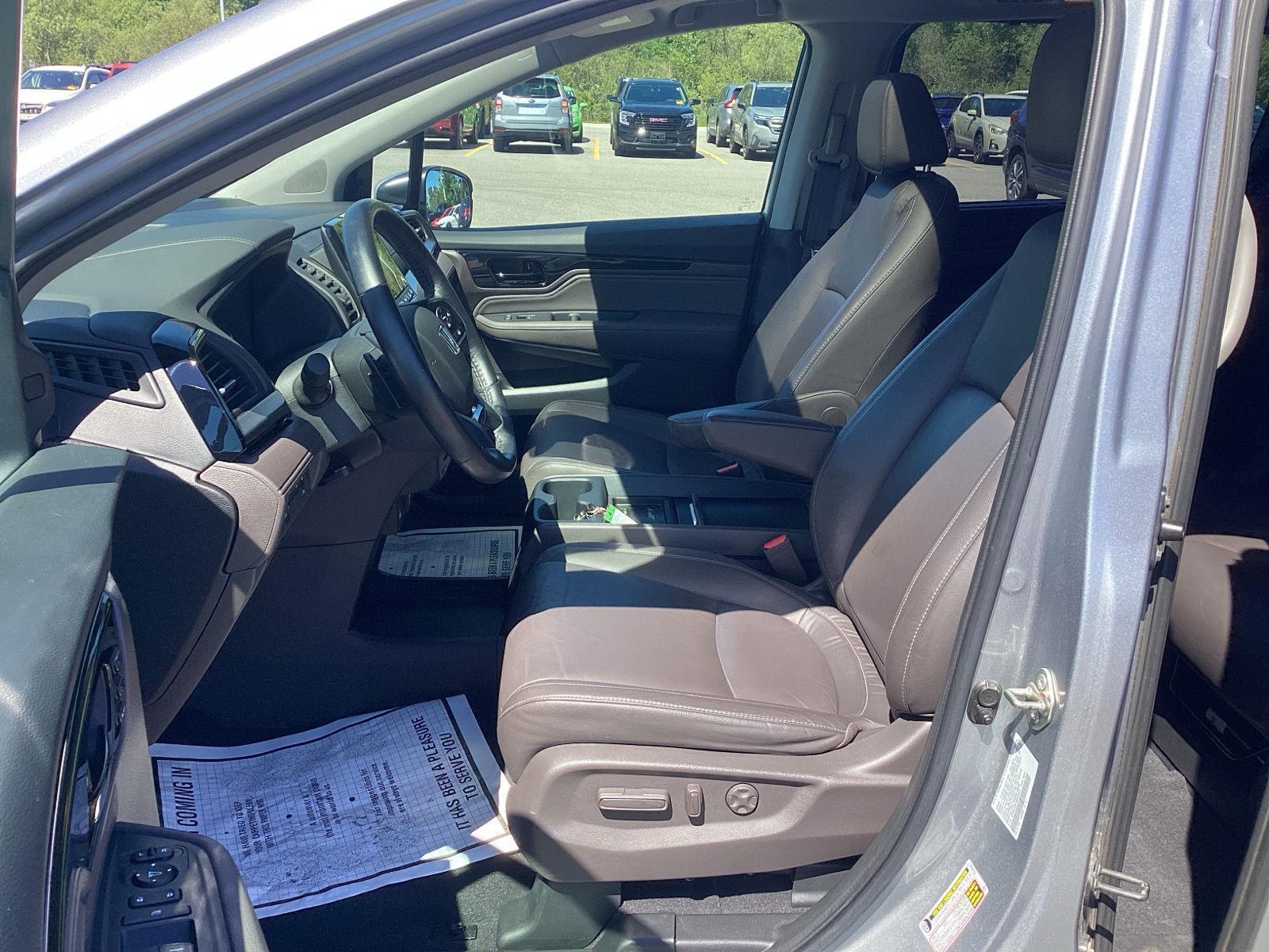 Used 2021 Lunar Silver Metallic Honda Touring image 18