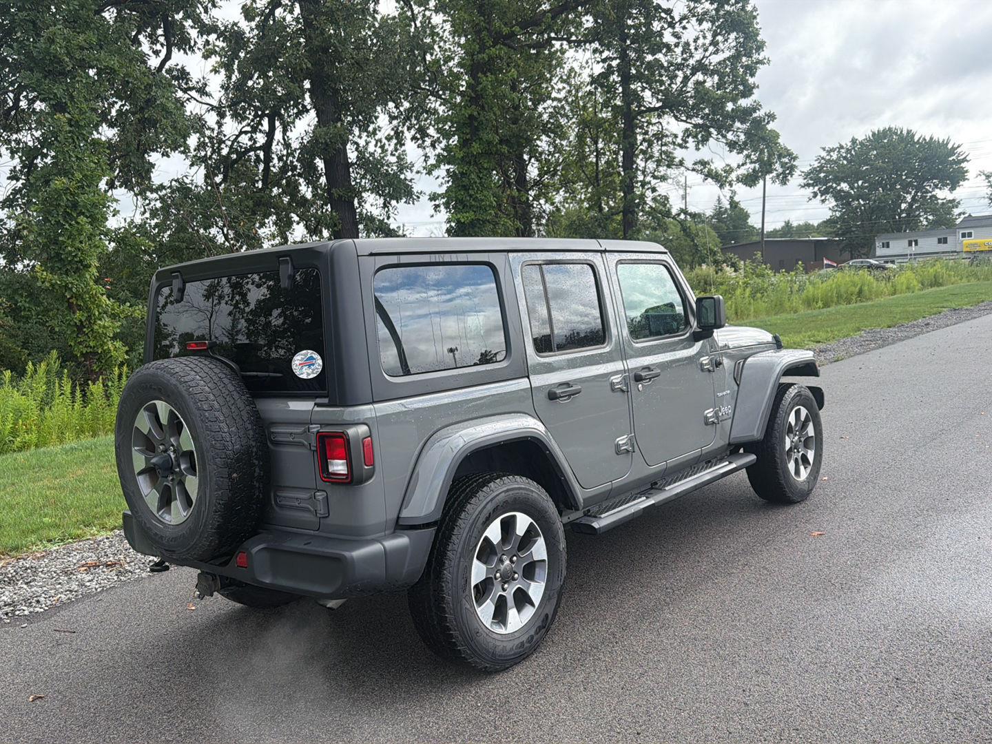 Used 2023 Sting-Gray Clearcoat Jeep Sahara image 4