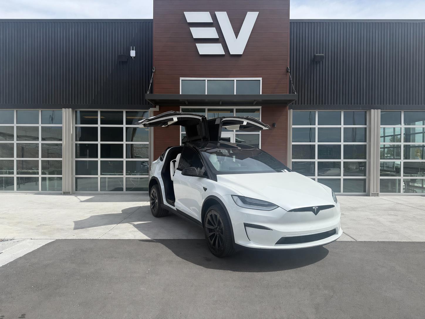 2023 Tesla Model X Long Range's photo