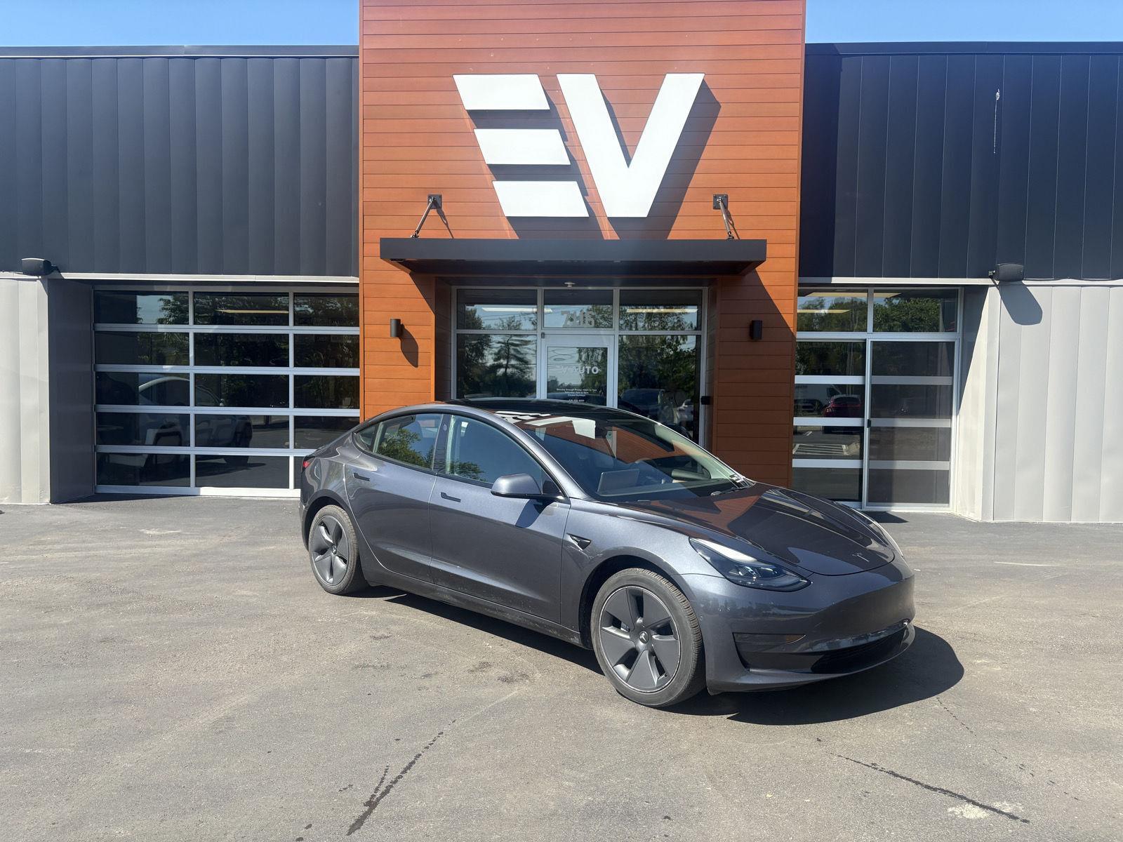 2022 Tesla Model 3 Standard Range Plus's photo