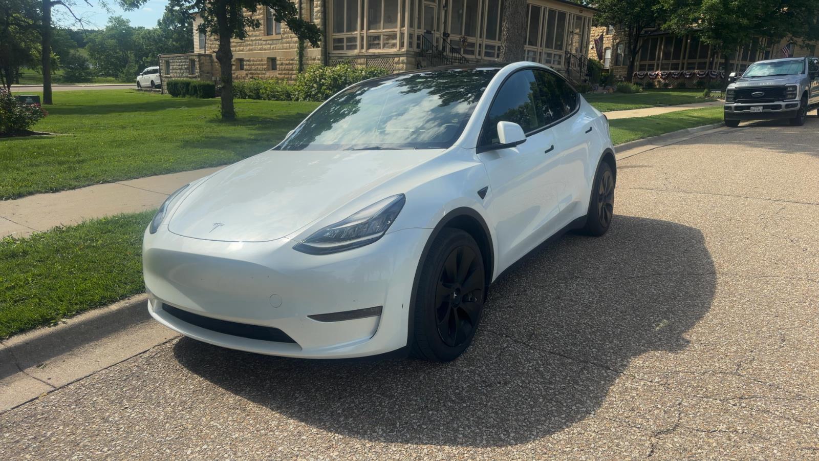 2023 Tesla Model Y's photo