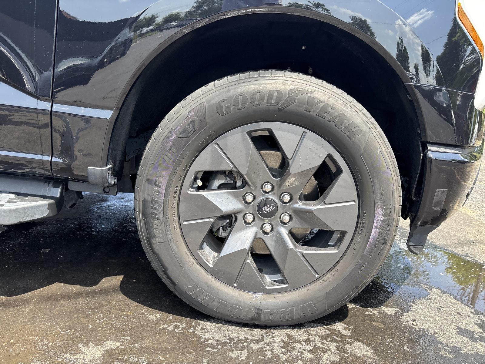 2024 Ford F-150 Lightning Lariat - Photo 18