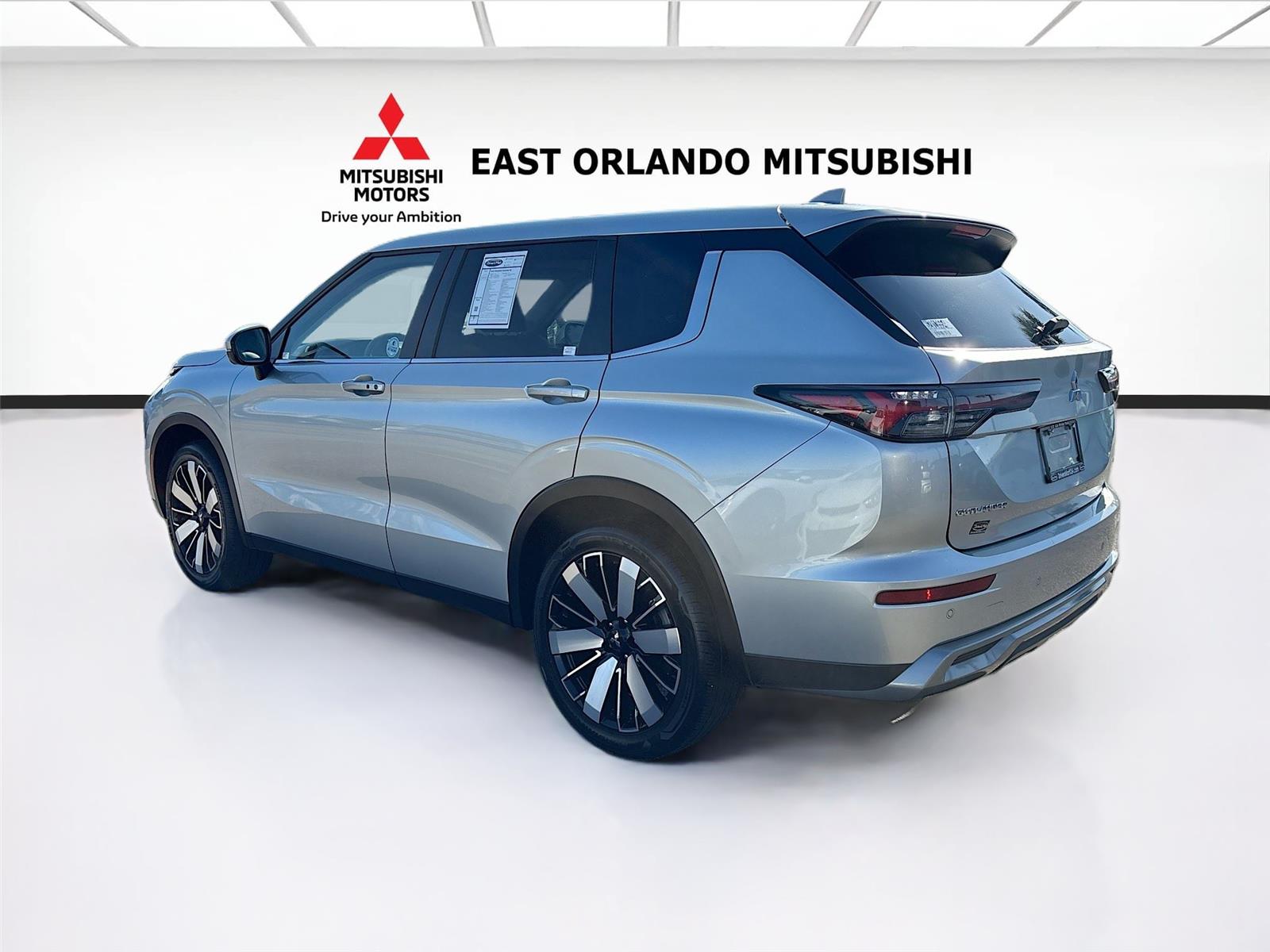 2025 Mitsubishi Outlander SE