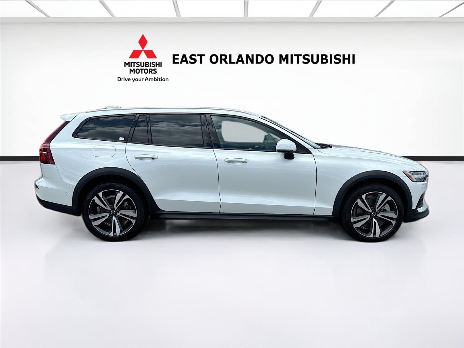 2025 Volvo V60 Cross Country Plus