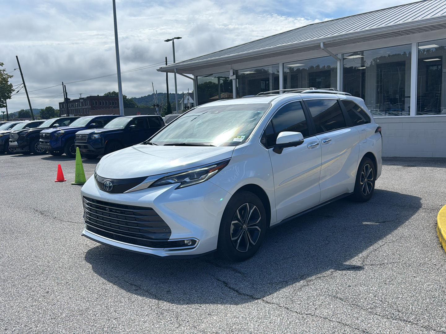 White (Wind Chill Pearl) 2025 Toyota Sienna Minivan All-Wheel Drive Continuously Variable Transmission