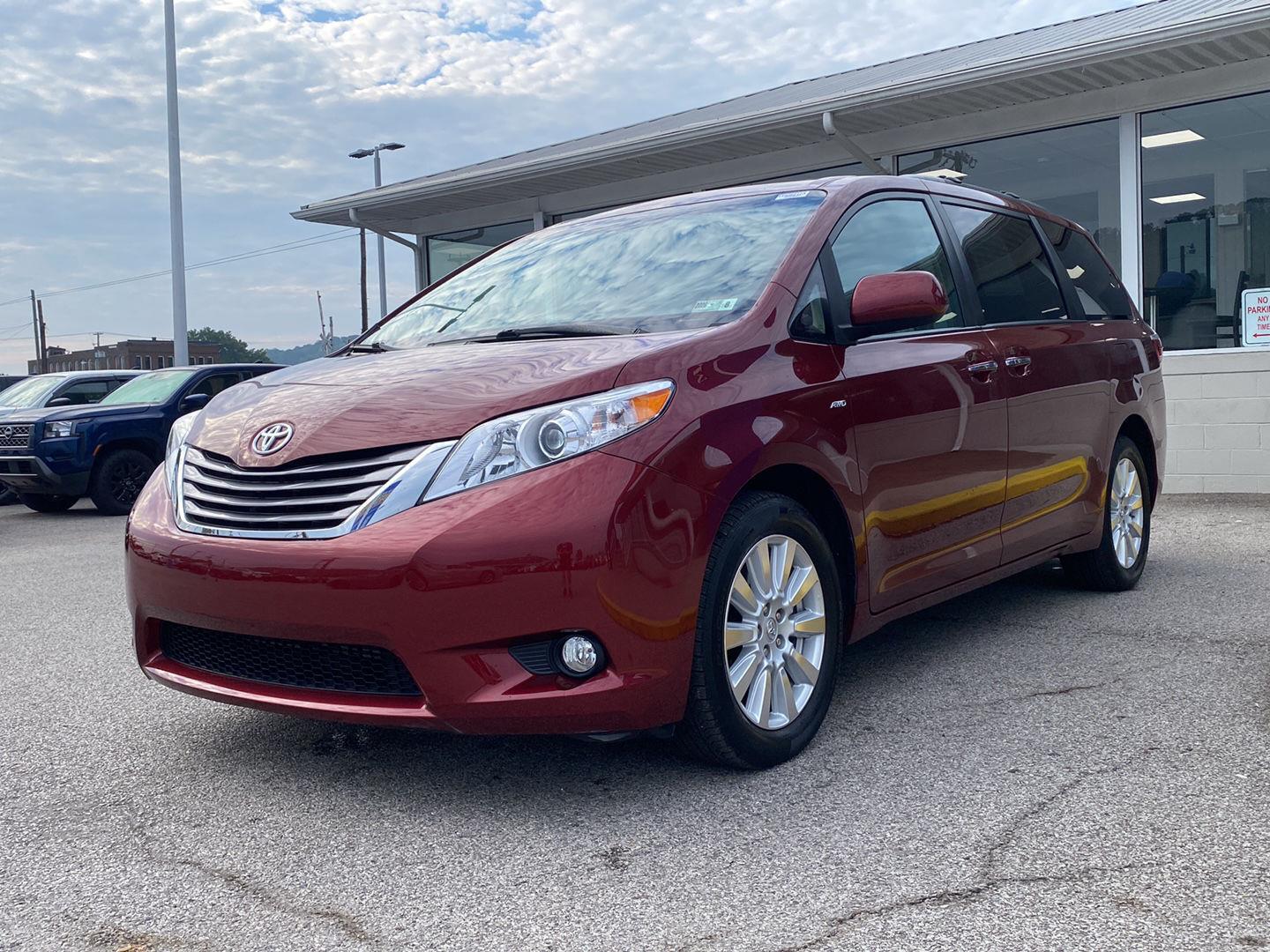  2017 Toyota Sienna XLE Premium 7-Passenger AWD   