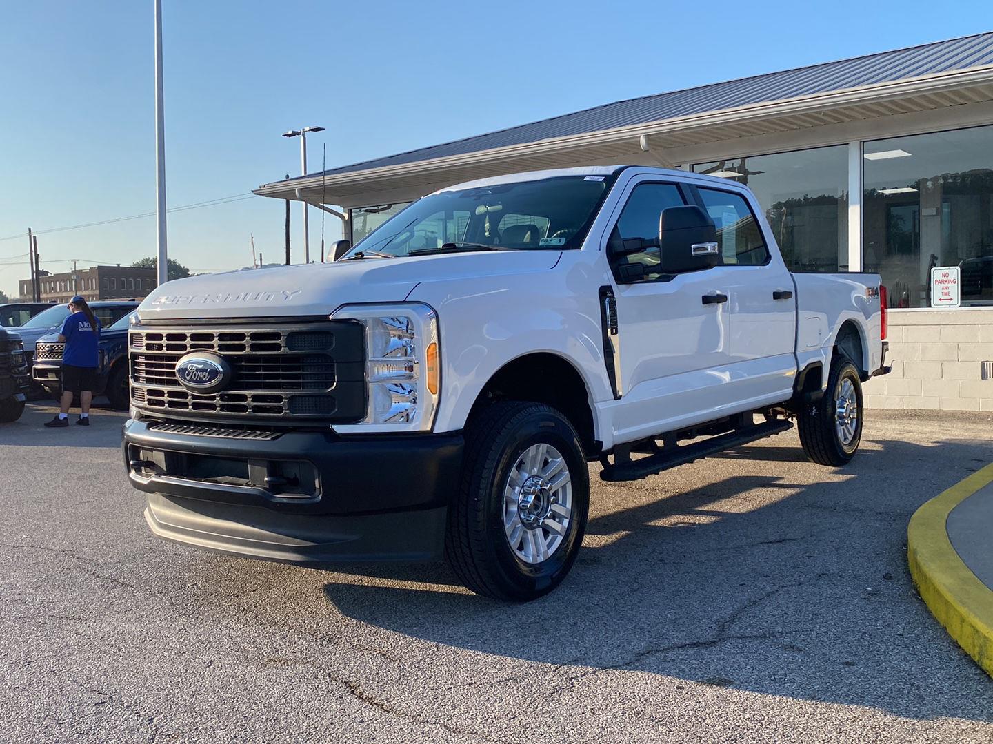 Oxford White 2023 Ford F-350 Super Duty Pickup Truck Four-Wheel Drive Automatic