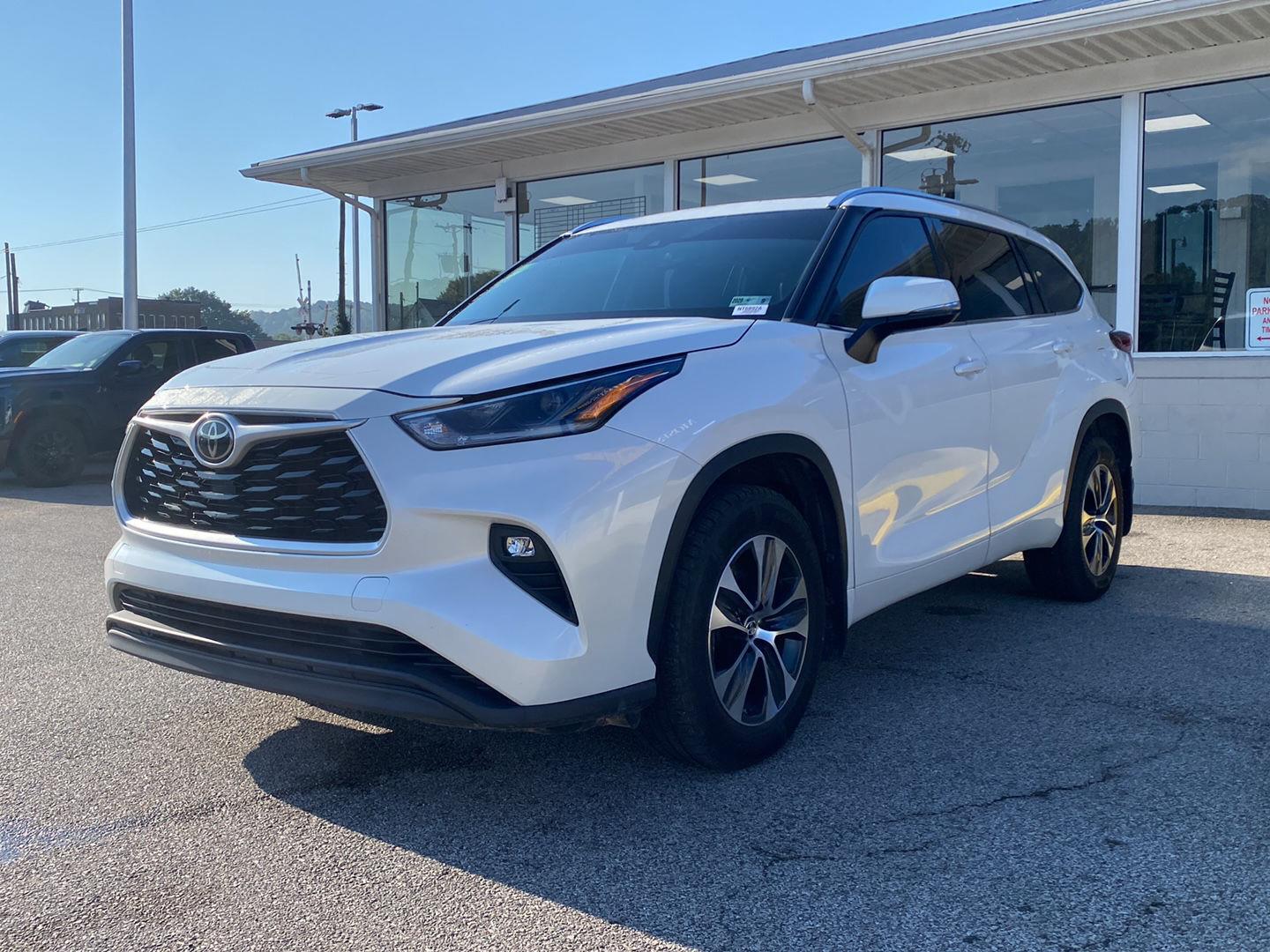 White (Blizzard Pearl) 2021 Toyota Highlander SUV / Crossover All-Wheel Drive 8-Speed Automatic