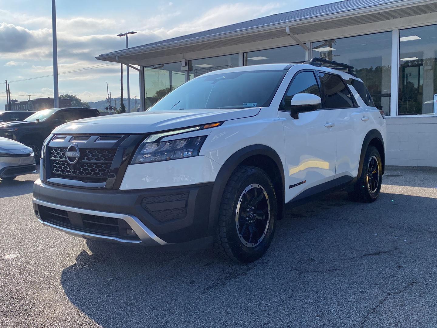 Glacier White 2024 Nissan Pathfinder SUV / Crossover All-Wheel Drive Automatic