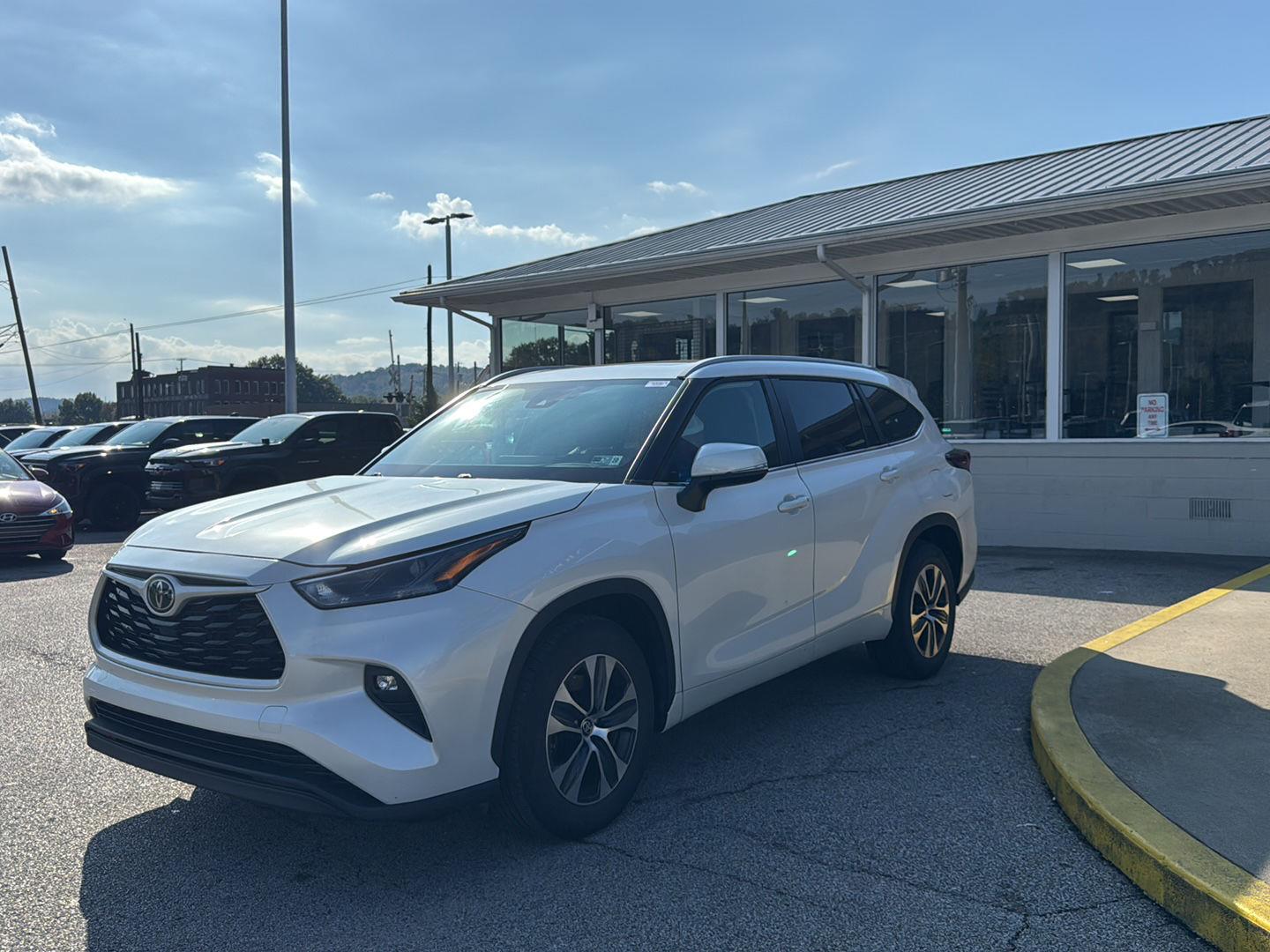 White (Wind Chill Pearl) 2024 Toyota Highlander SUV / Crossover Front-Wheel Drive Automatic