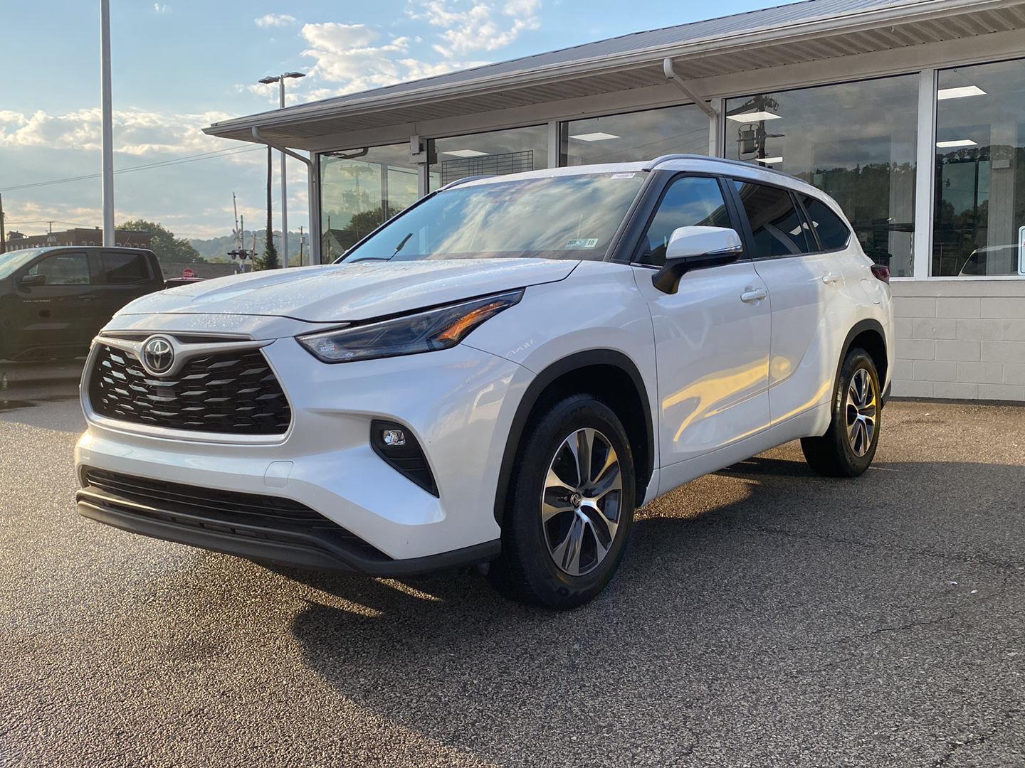 White (Wind Chill Pearl) 2024 Toyota Highlander SUV / Crossover Front-Wheel Drive Automatic