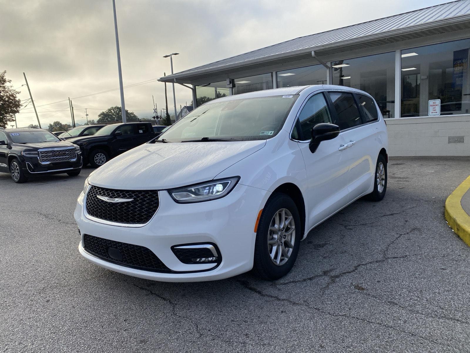 Bright White Clearcoat 2024 Chrysler Pacifica Minivan Front-Wheel Drive 9-Speed Automatic