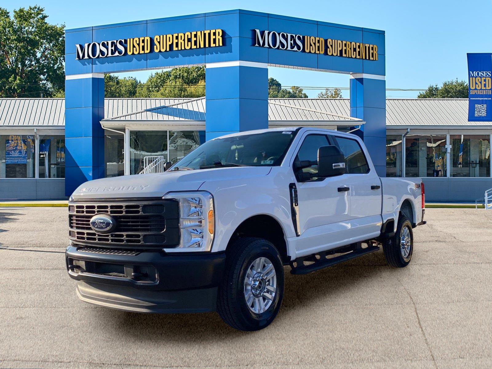 Oxford White 2023 Ford F-350 Super Duty Pickup Truck Four-Wheel Drive Automatic