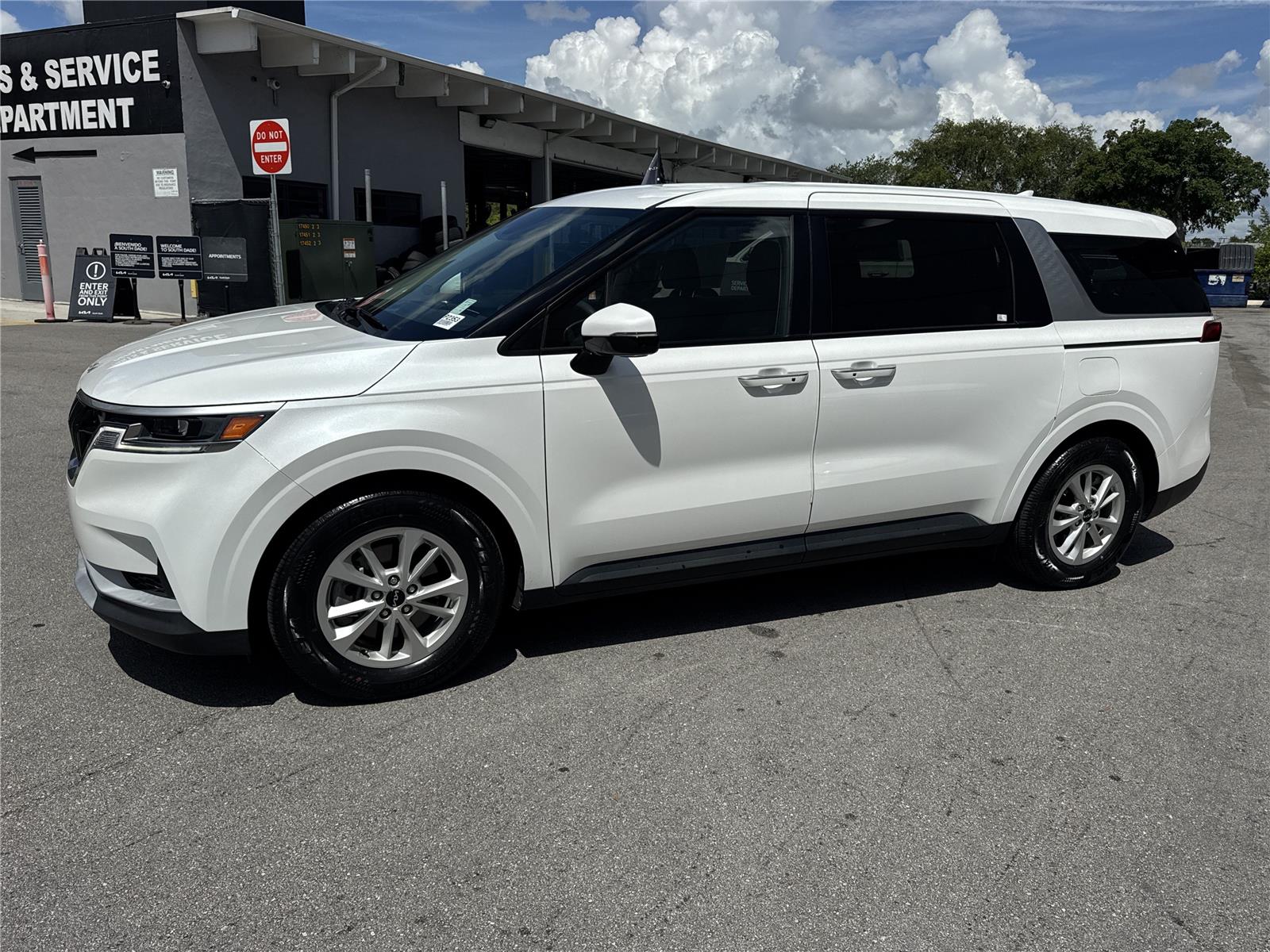 Snow White Pearl 2024 Kia Carnival Minivan Front-Wheel Drive 8-Speed Automatic