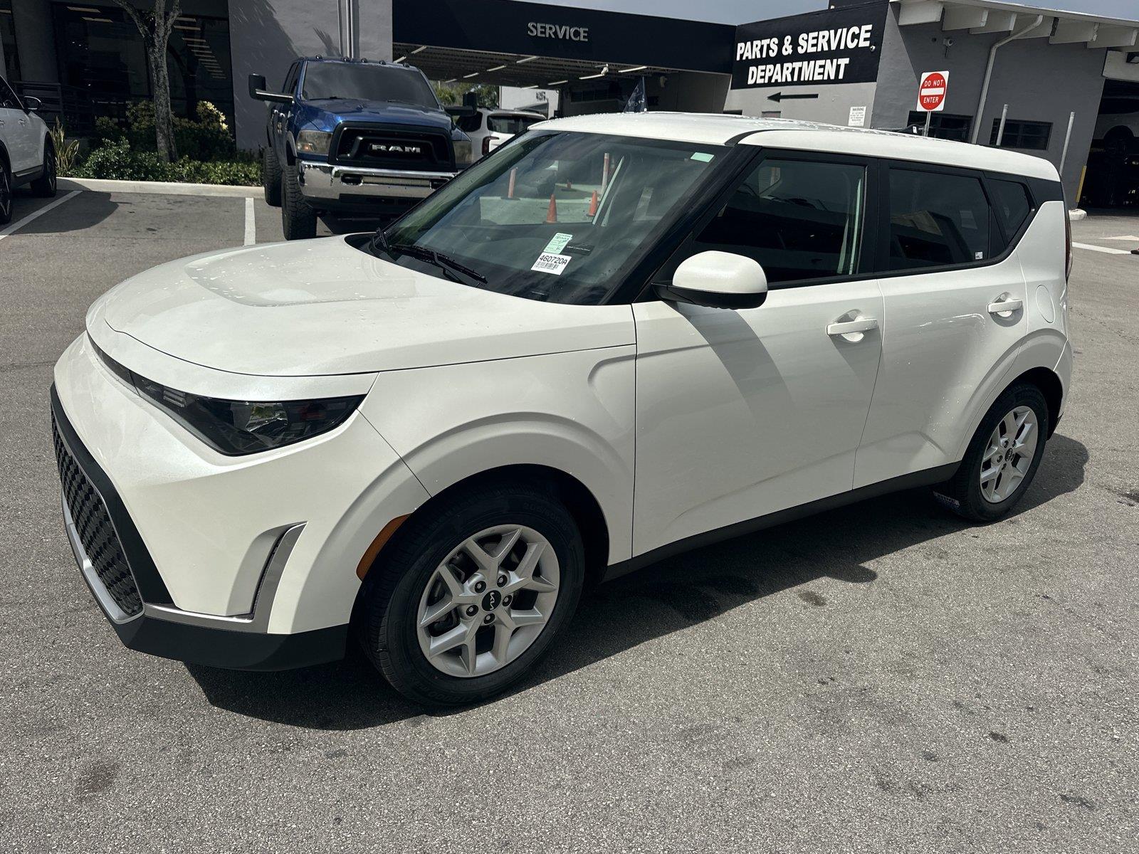 Snow White Pearl 2025 Kia Soul SUV / Crossover Front-Wheel Drive Continuously Variable Transmission