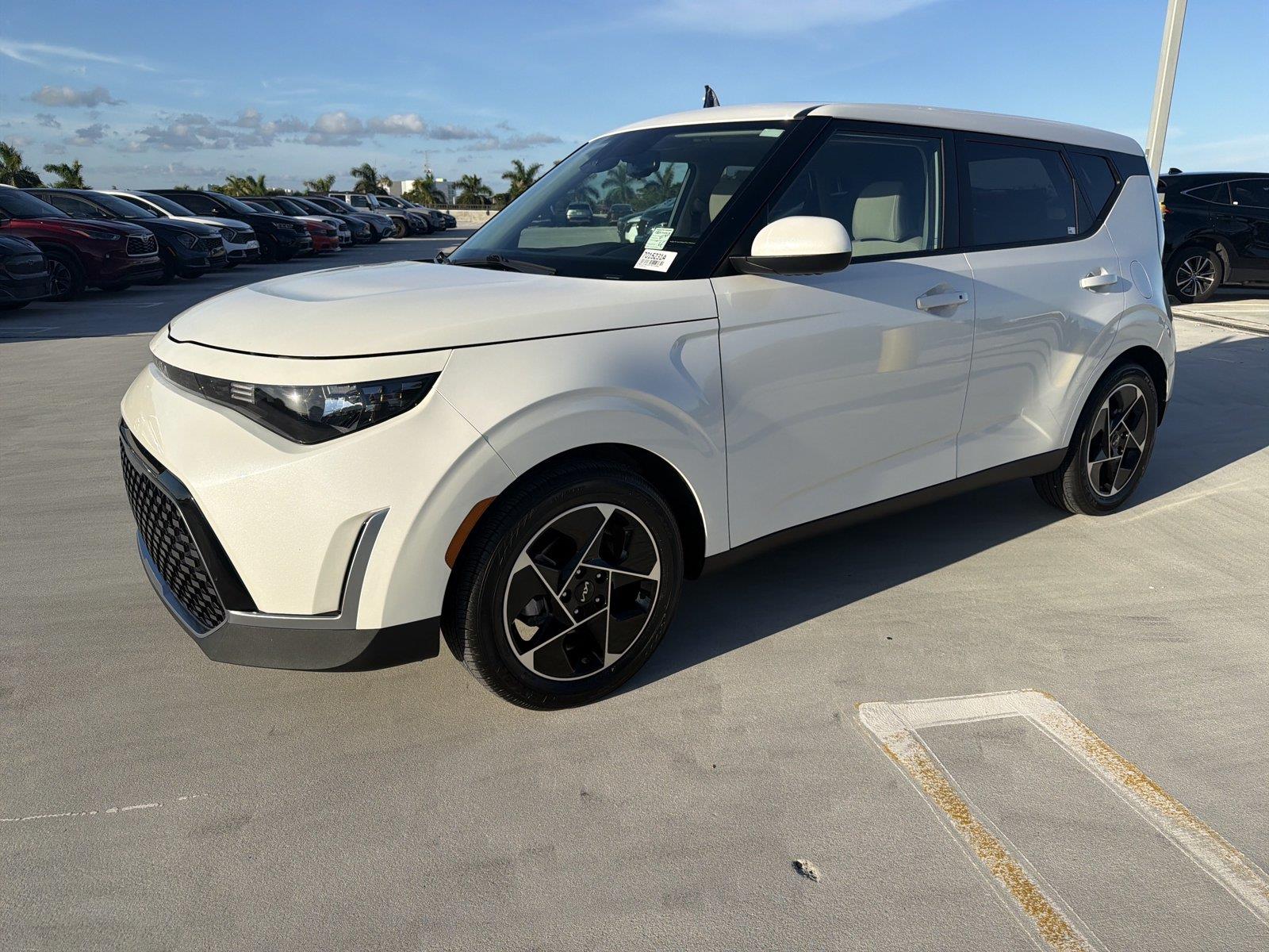 Snow White Pearl 2023 Kia Soul SUV / Crossover Front-Wheel Drive Continuously Variable Transmission