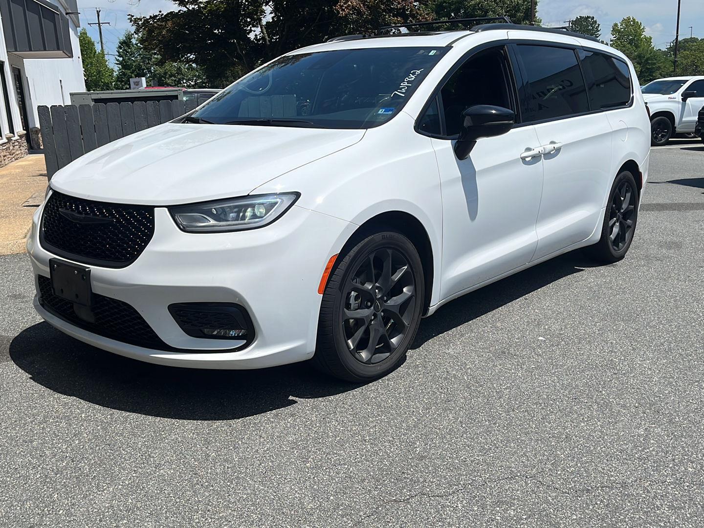 Bright White Clearcoat 2025 Chrysler Pacifica Minivan Front-Wheel Drive 9-Speed Automatic