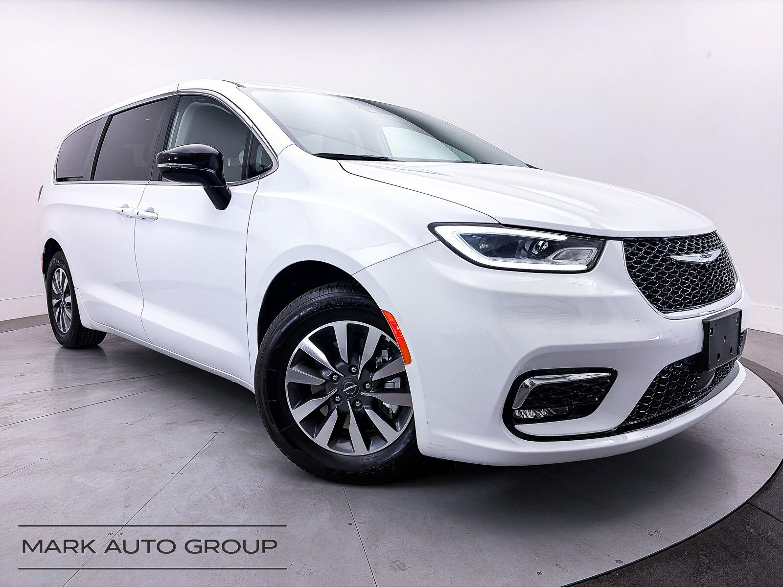 Bright White Clearcoat 2024 Chrysler Pacifica Hybrid Minivan Front-Wheel Drive Automatic