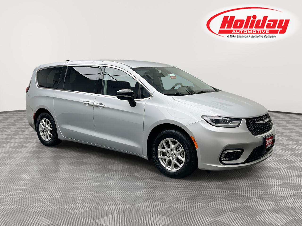 Silver Mist Clearcoat 2024 Chrysler Pacifica Minivan Front-Wheel Drive 9-Speed Automatic