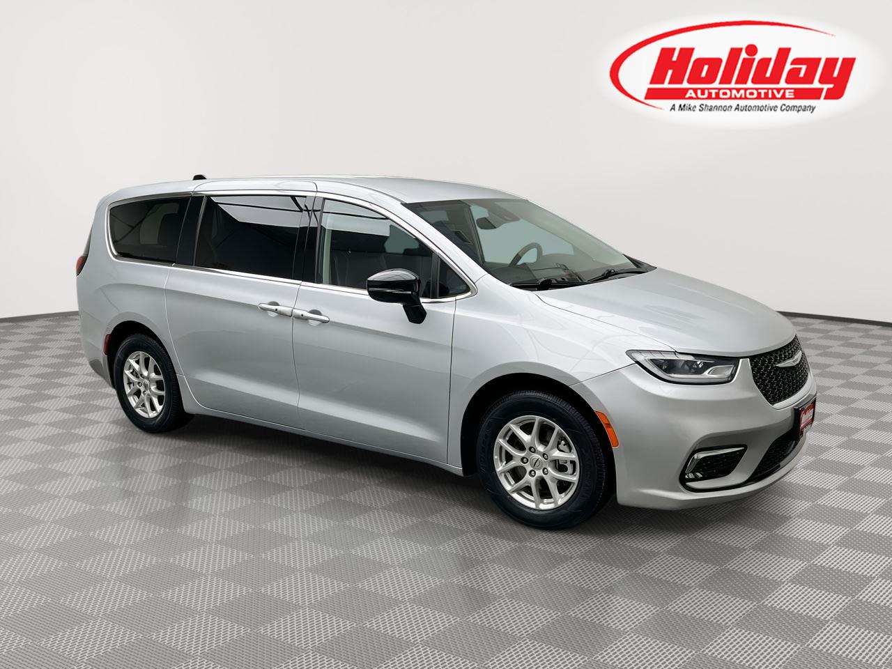 Silver Mist Clearcoat 2024 Chrysler Pacifica Minivan Front-Wheel Drive 9-Speed Automatic
