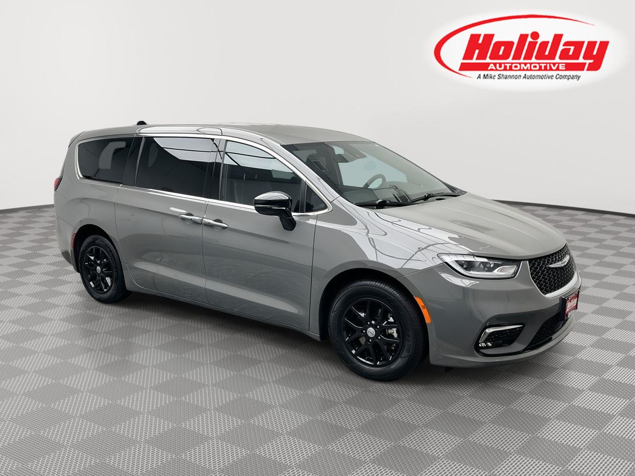 Ceramic Gray Clearcoat 2025 Chrysler Pacifica Minivan Front-Wheel Drive 9-Speed Automatic